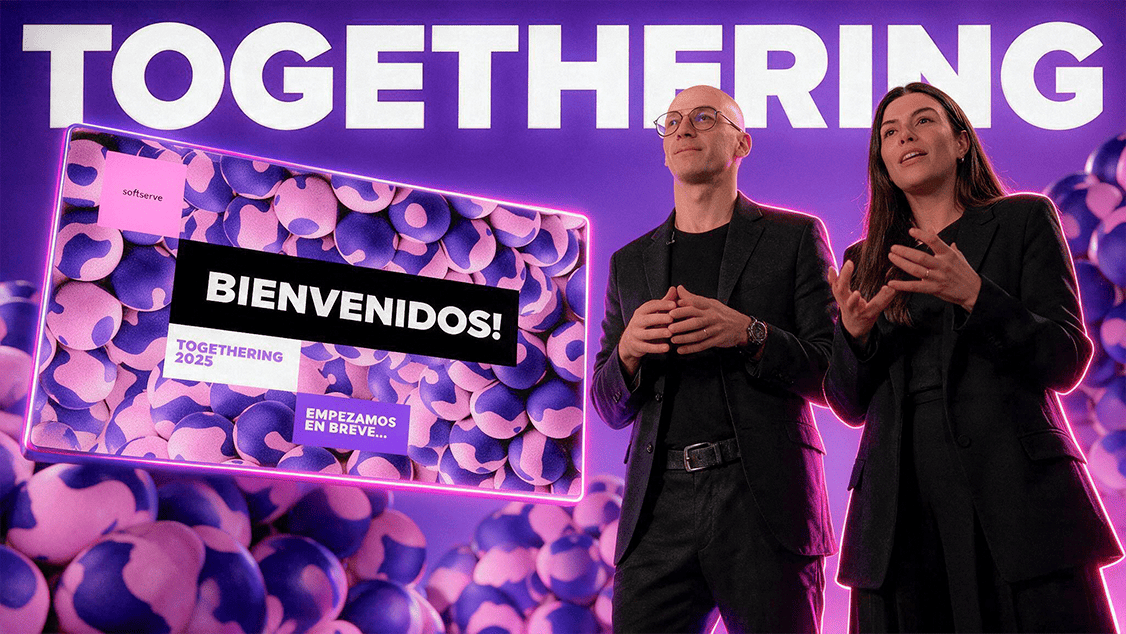 Los dos anfitriones del Togethering 2025 de SoftServe presentando en vivo desde el set virtual, con la pantalla de bienvenida al fondo