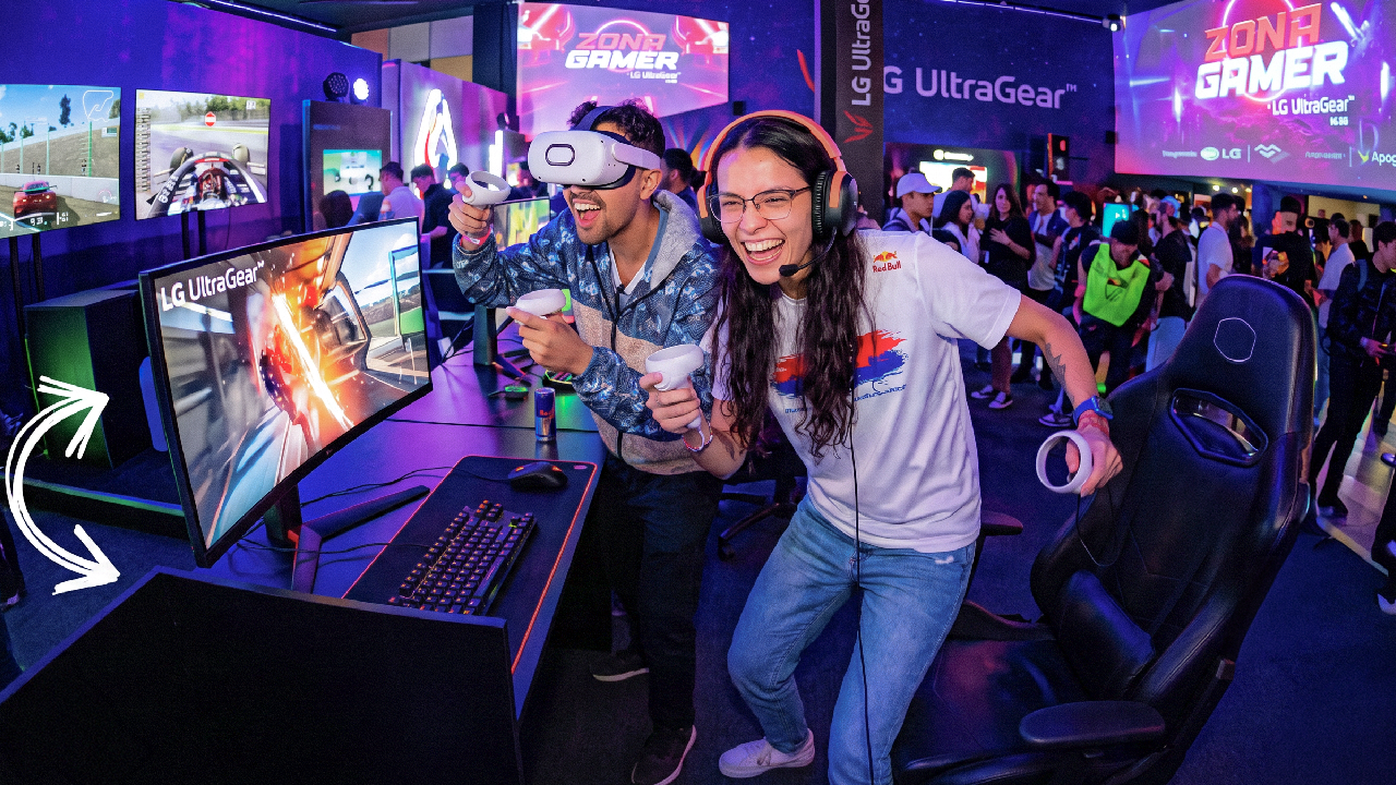 Zona Gamer en el Teatro Ripio de Bogotá: estaciones de juego con pantallas LG UltraGear y asistentes compitiendo