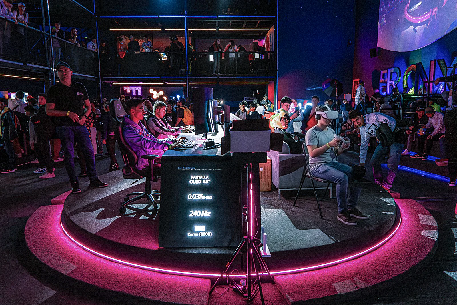 Activación LG en un festival gamer: estación de juego con monitor OLED curvo, cabina de streaming y zona de realidad virtual